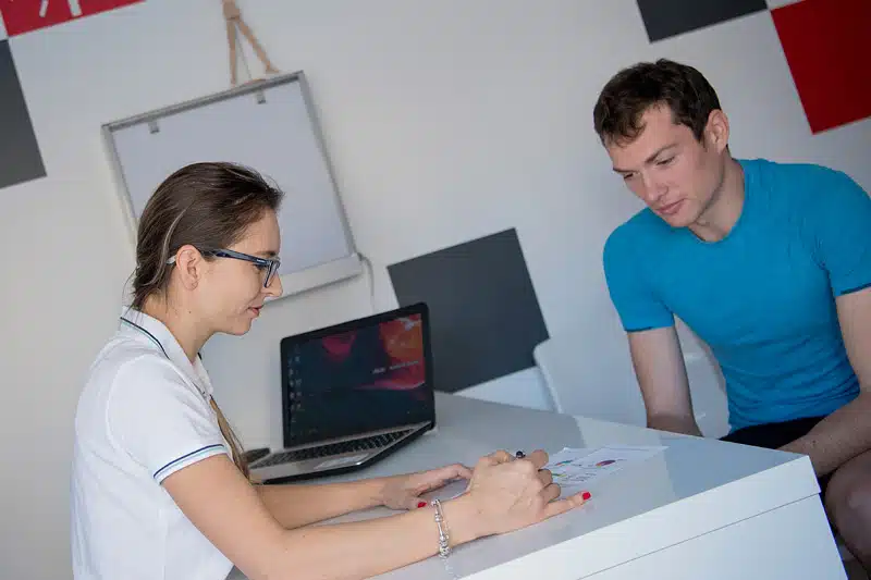 Dr. Mihaela Dobranici, medic sportiv, consultand un pacient