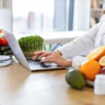 Cum slăbești de acasă, cu ajutorul unui nutriționist online?