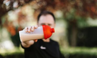 Slăbești sau te îngrași? Ce se întâmplă când bei shake-uri proteice